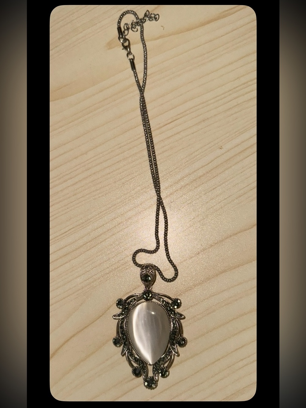 $6 Vintage necklace Silver-Tone White Teardrop Pendant Necklace $6 WHEN BUNDLED